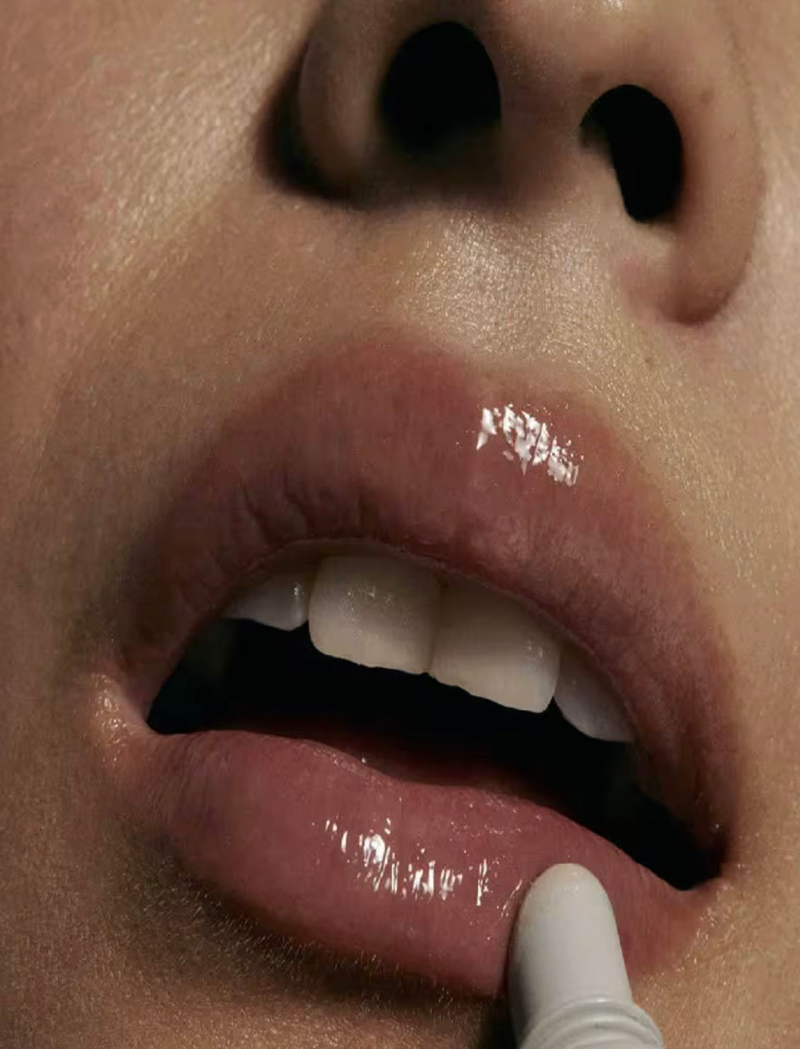 RHODE
Brillo labial Hailey Bieber brillante